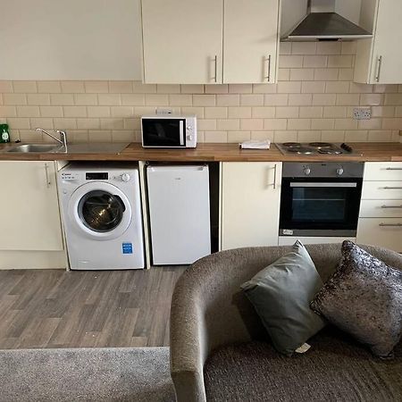 Fully Equipped Kitchen, Double Room Neath Esterno foto