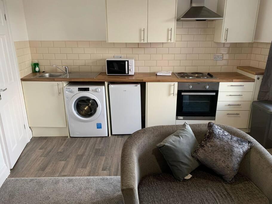 Fully Equipped Kitchen, Double Room Neath Esterno foto