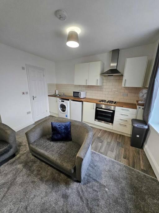 Fully Equipped Kitchen, Double Room Neath Esterno foto